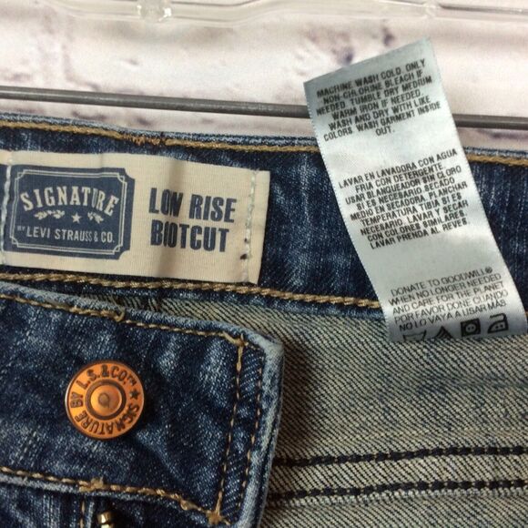 Levi's Signature Women’s Size 18M Low Rise Bootcut Denim Blue Jeans Medium Wash - Picture 7 of 10